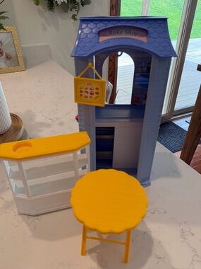Barbie 1998 Cafe Playset and Table